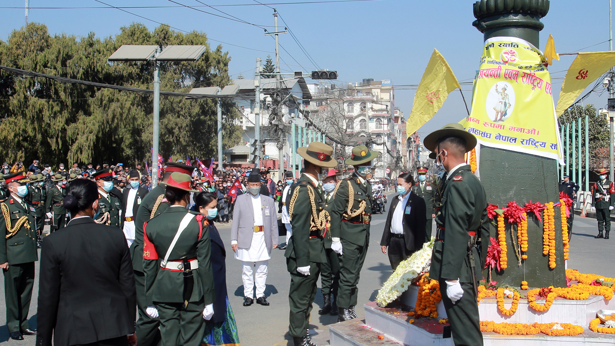 राष्ट्रपति भण्डारीद्वारा पृथ्वीनारायण शाहको सालिकमा पुष्पहार अर्पण